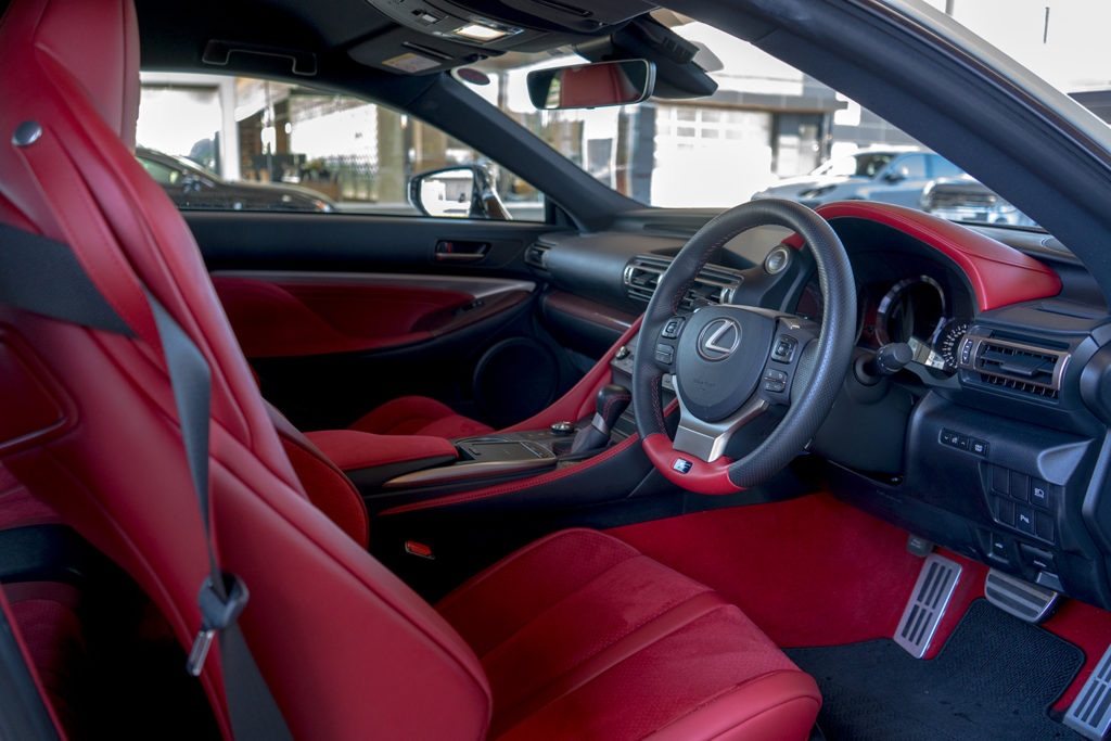 レクサスRCF 純正赤アームレスト (パフォーマンスパッケージ純正